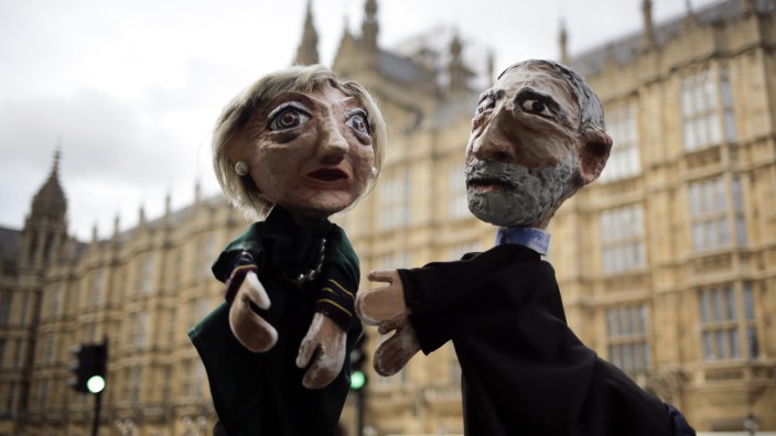 Nach der Wahl in Großbritannien: Zwei Aktivisten protestieren vor den Houses of Parliament in London mit Puppen, die Premierministerin Theresa May und Labour-Chef Jeremy Corbyn darstellen.