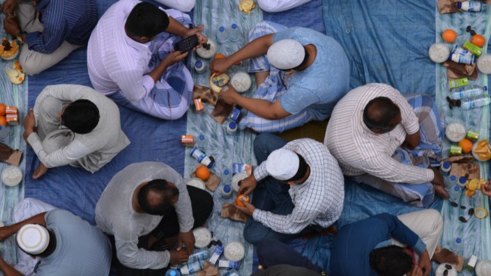 Ramadan in Dubai: Orangen, Datteln, Lamm mit Reis: Im Arbeiterviertel Naif kommen abends Tausende Männer zum Essen auf der Straße zusammen.