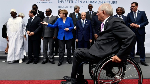 Afrika-Konferenz: Bundeskanzlerin Angela Merkel macht Afrika zum ersten Mal zum Schwerpunktthema der G20-Präsidentschaft. Zur Vorbereitung lud sie zehn Staats- und Regierungschefs nach Berlin: Gerade trifft Bundesfinanzminister Wolfgang Schäuble ein.