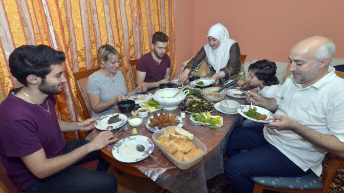 Grasbrunn: Wenn der Ruf des Muezzins aus dem Handy ertönt, kann es losgehen: Dann darf die Familie Aldiwani aus Grasbrunn wieder essen. Der Tisch ist reich gedeckt mit syrischen Köstlichkeiten.