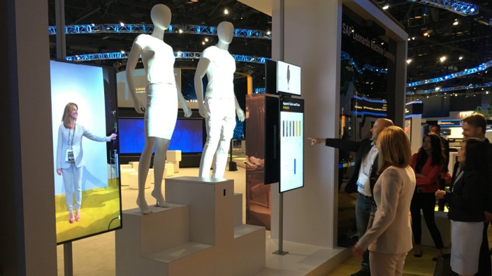 Künstliche Intelligenz: Ein digitales Assistenzsystem zeigt einer SAP-Messe-Besucherin in Orlando, welches Outfit ihr stehen könnte.