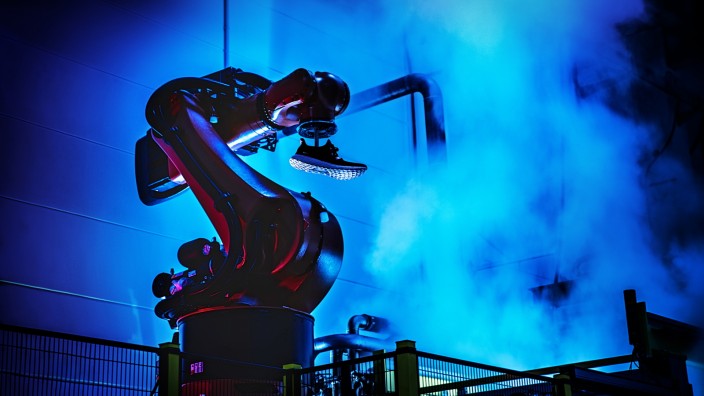 Industrie 4.0: Der Einsatz intelligenter Roboter ermöglicht es, schneller zu fertigen, wie etwa hier beim Sportartikelhersteller Adidas in Ansbach.