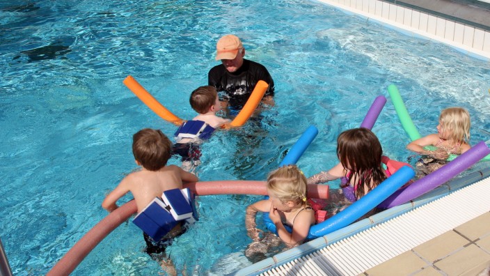 Freizeit: Das Warmwasserbecken im Gautinger Freibad ist beliebt bei Schwimmkursen mit Kindern. Nach Ansicht von Experten ist es aber ein nicht mehr zeitgemäßer Luxus.