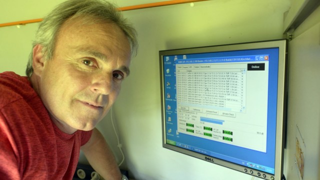 Kirchheim/Ismaning: Bernhard Friemer bekommt die Ergebnisse der Fluglärm-Messungen direkt auf den Computer im Mess-Mobil geschickt.