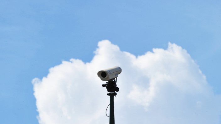 Konferenz der Innenminister: Überwachung aus dem Himmel? Nein, viele mobile Endgeräte haben integrierte Kameras, Mikrophone und können gehackt werden. Die Überwachung beginnt in Apps.