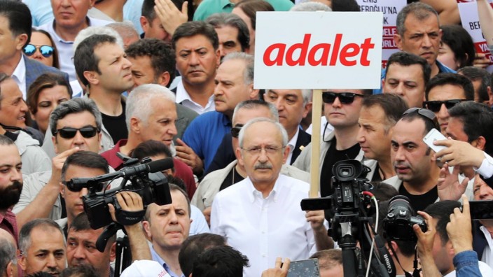 Menschenrechte: Nur ein Wort: "adalet", Gerechtigkeit. Der CHP-Vorsitzende Kemal Kılıçdaroğlu (Bildmitte) zu Beginn des Marsches in Ankara.