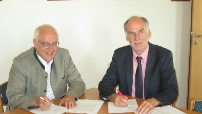 Frauenneuharting: Frauenneuhartings Bürgermeister Eduard Koch (links) und Norbert Kreier von der Telekom unterzeichnen den Vertrag zum Glasfaserausbau.
