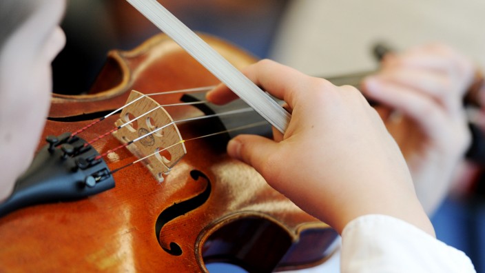 Unterricht: Droht dem Geigenunterricht eine Kürzungswelle? Die Musikschulen drängen auf mehr staatliche Förderung.