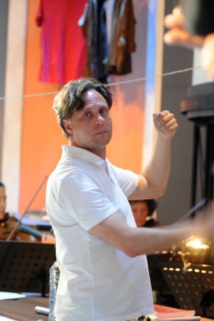 Pasing: Andreas Pascal Heinzmann dirigiert erstmals aus einem Orchestergraben.