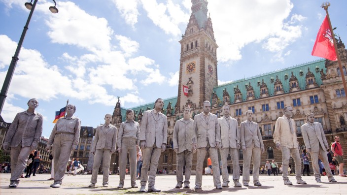 Kunstprotestaktion ´1000 Gestalten" zieht durch Hamburg