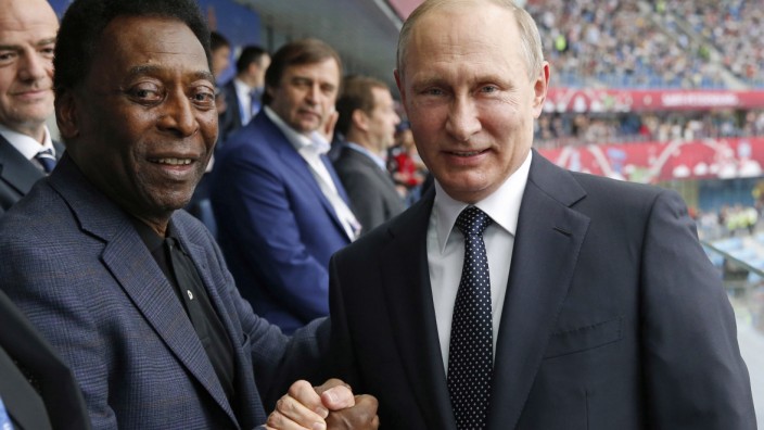 Confed Cup: Fußballfreunde: Russlands Staatschef Wladimir Putin (rechts) und der frühere Weltmeister Pele.