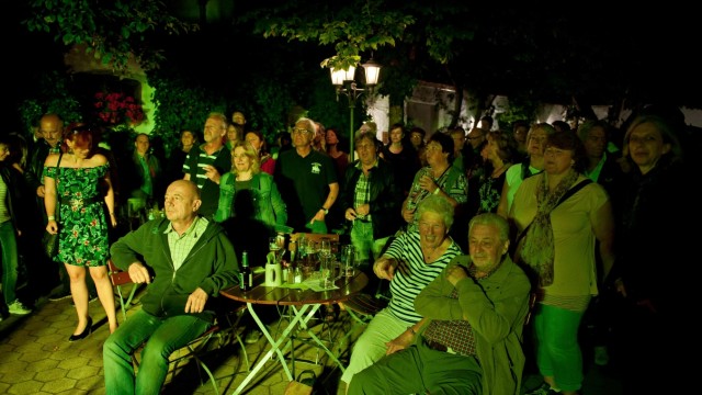 Kultur: Die Zuhörer machen es sich beim Grafinger Kneipenfestival gemütlich und genießen Musik und Getränke.