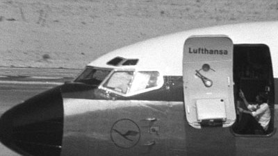 Der Deutsche Herbst 39/40: 15. Oktober 1977 in Dubai: In der Tür der entführten "Landshut" sitzt der Pilot Schumann (Archiv)