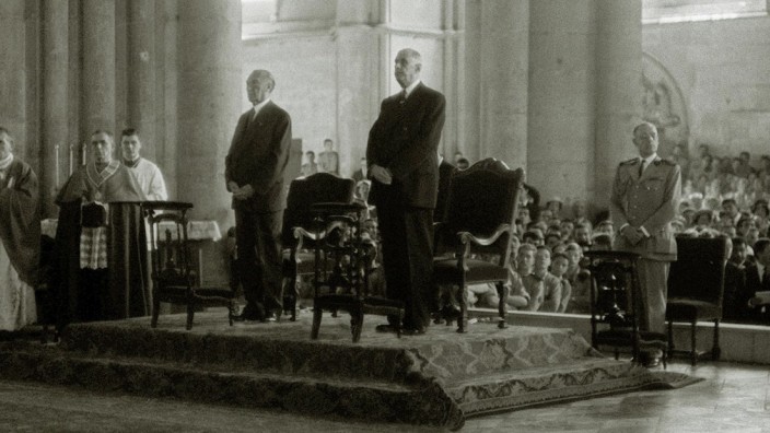 Versöhnungsmesse: Bundeskanzler Konrad Adenauer (links) und der französische Präsident Charles de Gaulle (rechts) 1962 in der Kathedrale von Reims.