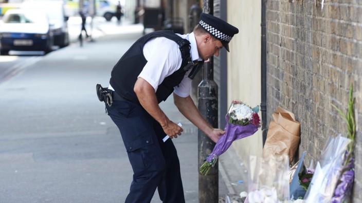 Anschlag in London: Ein Polizist legt Blumen in der Nähe des Anschlagsortes in London nieder.