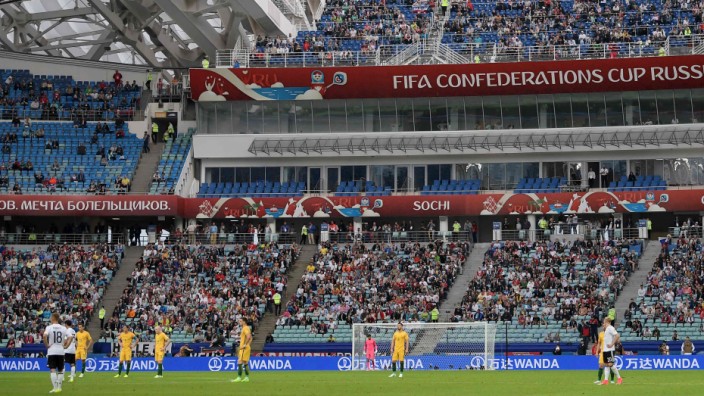 Confed Cup: Nicht leer, aber eben auch längst nicht voll: das Stadion in Sotschi beim Turnier-Auftakt der deutschen Mannschaft gegen Australien.