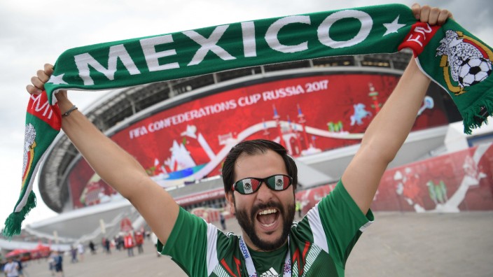 Mexiko beim Confed Cup: Ein - vermutlich friedlicher - mexikanischer Fan vor der Arena in Kasan.