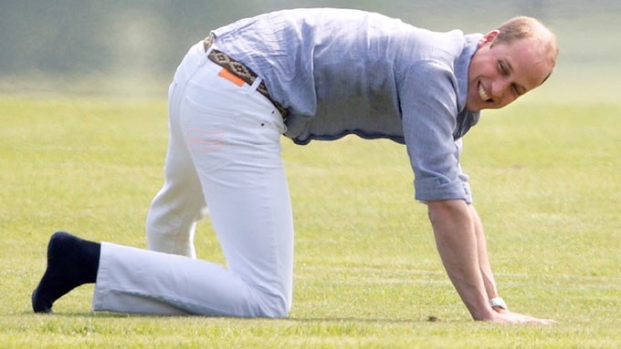 Prinz William macht Yoga in weißer hose
