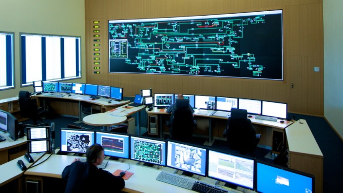Stromversorgung: Bis der Ausbau der deutschen Stromnetze vollendet ist, haben die Leitstellen von Netzbetreibern wie 50 Hertz viel zu tun, um die Versorgung zu sichern.