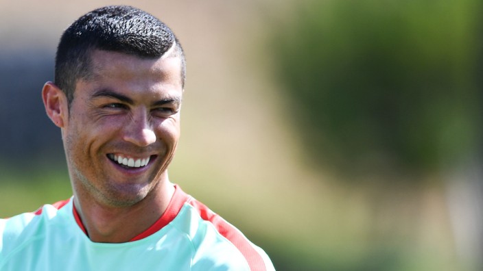 Fußball: Lacht noch, doch Ende Juli muss Cristiano Ronaldo vor Gericht erscheinen.