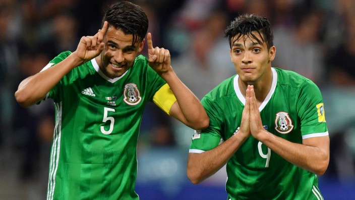 Confed Cup: Mexikos Angreifer Raul Jimenez (r.) feiert sein Tor zum 1:0 mit Verteidiger Diego Reyes.
