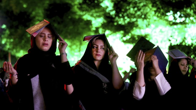 Naturwissenschaft und Religion: Beten mit dem Koran: Frauen im Iran