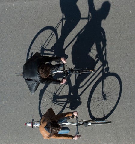 Radfahrer, die Schatten werfen