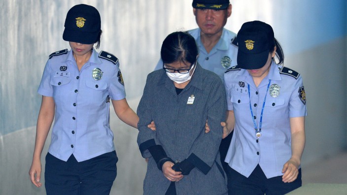 Choi Soon-sil arrives at a court in Seoul