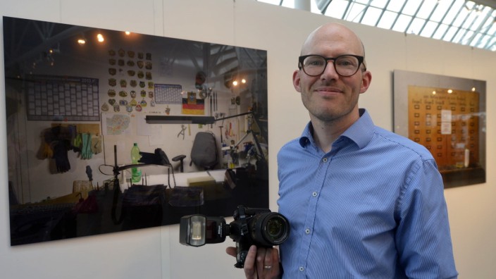 Pullach: Der Hamburger Fotograf Martin Lukas Kim war der erste, den der Bundesnachrichtendienst mit der Kamera hinter seine Mauern hat schauen lassen. Am 12. Juli (19 Uhr) kommt er zum Künstlergespräch ans Isarhochufer.