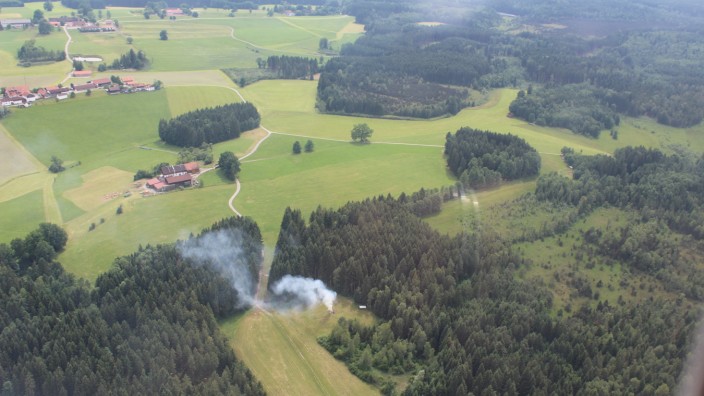 Luftüberwachung wegen Waldbrandgefahr: Beginnender Waldbrand oder kontrolliertes Feuer? Blick aus dem Überwachungsflieger.