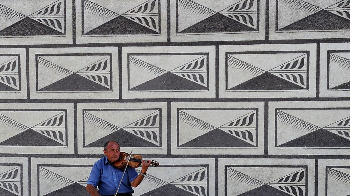 Straßenmusiker spielt vor Schwarzenberg-Palast in Prag