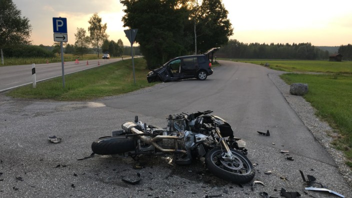 Bundesstraße gesperrt: Der Motorradfahrer erlag an der Unfallstelle seinen schweren Verletzungen.