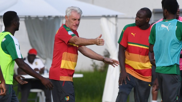 Kamerun: Richtung und Struktur vorgeben: die Aufgabe von Kameruns Nationaltrainer Hugo Broos (Mitte, gestikulierend).