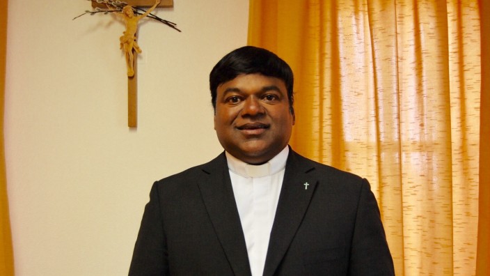 Pater Eleuterio Carlos Fernandes - er stammt aus dem indischen Bundesstaat Goa - ist ein Sportfan.