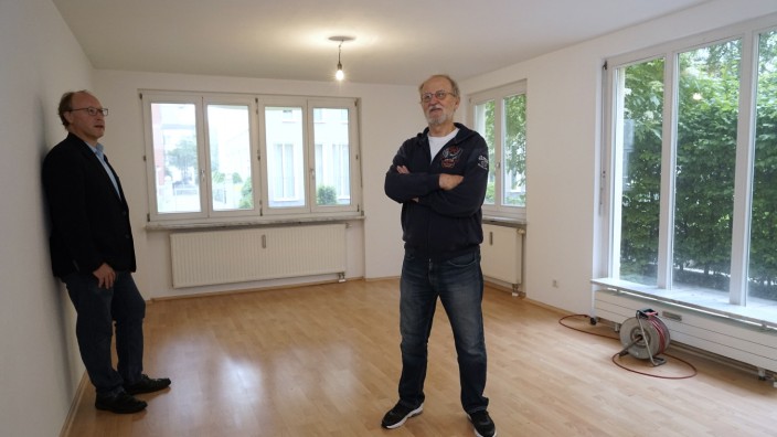 Wohnen in München: Miteigentümer Christoph Braun (li.) und Gerhard Hetz würden diese Wohnung gerne verkaufen, die aus absurden Gründen seit vier Jahren leer steht.