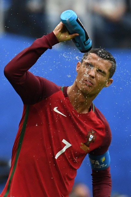 Portugal: Spielt Doppelpass und macht nicht nur den Gegner nass: Ronaldo.