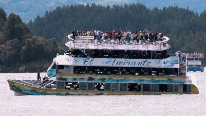 "El Almirante": Videoaufnahmen in sozialen Netzwerken zeigen, wie das Ausflugsschiff in kurzer Zeit sinkt.
