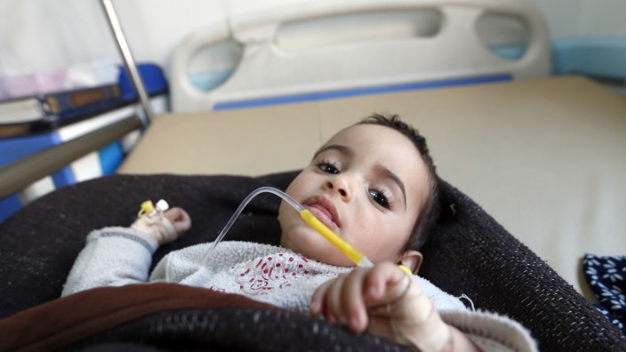 Jemen: Ein Kind wird in einem Krankenhaus in Sanaa behandelt. Wie bei so vielen Kindern lautet der Verdacht: Cholera.