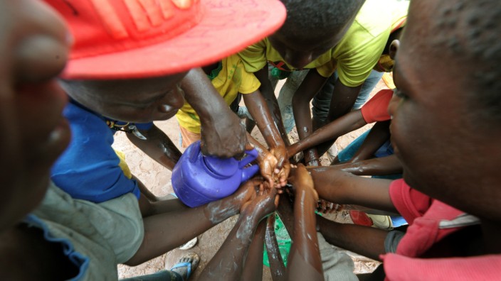 Hygiene: Händewaschen auf der Straße im Senegal: In dem afrikanischen Land haben nur knapp 21 Prozent der Menschen in ihrem Wohngebäude unmittelbaren Zugang zu Wasser und Seife.