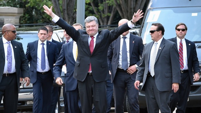 Ukraine: Schon damals feierte Petro Poroschenko seinen Besuch in Washington: Der ukrainische Präsident im Herbst 2014 auf dem Weg zu Barack Obama.