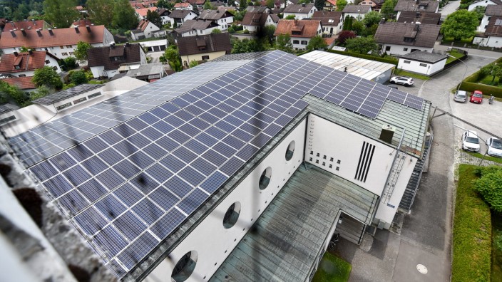 Penzberg: Eine große Solaranlage befindet sich seit einigen Jahren auf dem Dach der Steigenberger Kirche in Penzberg. 2021 hatte die Stadt beschlossen, solche PV-Anlagen, aber auch kleine Balkonkraftwerke zu fördern - der Topf war schnell leer.