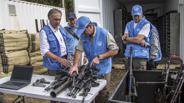 Kolumbien: Mitarbeiter der Vereinten Nationen kontrollieren abgegebene Waffen der kolumbianische Farc-Guerilla in Buenos Aires (Cauca), Kolumbien.