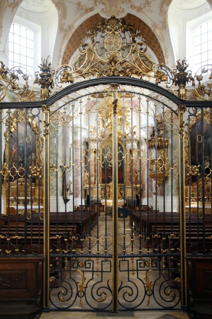Architektur in München: Ein Kirchenbau, der des Kurfürsten würdig war: Blick durch ein schmiedeeisernes Gitter im Inneren von St. Michael.