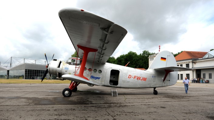 Deutsches Museum: Bereit für den Jubiläums-Rundflug: Eine Antonow An-2 wartet vor der Flugwerft in Oberschleißheim.