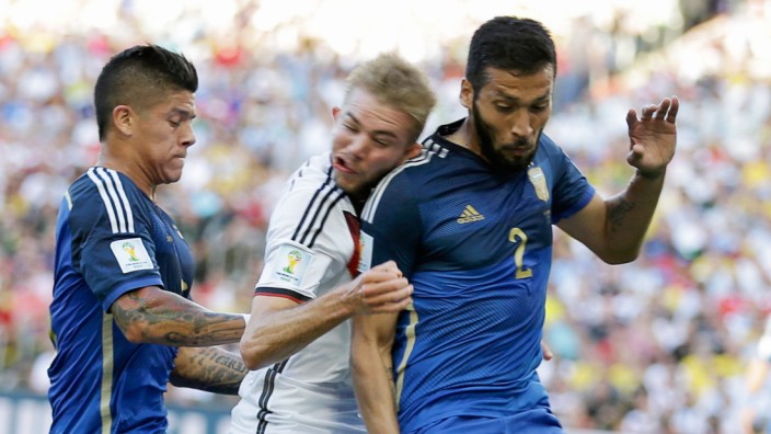 Sportmedizin: Der deutsche Fußballspieler Christoph Kramer prallte im WM-Endspiel 2014 mit dem Argentinier Ezequiel Garay zusammen. Trotz einer schweren Gehirnerschütterung spielte er zunächst weiter.