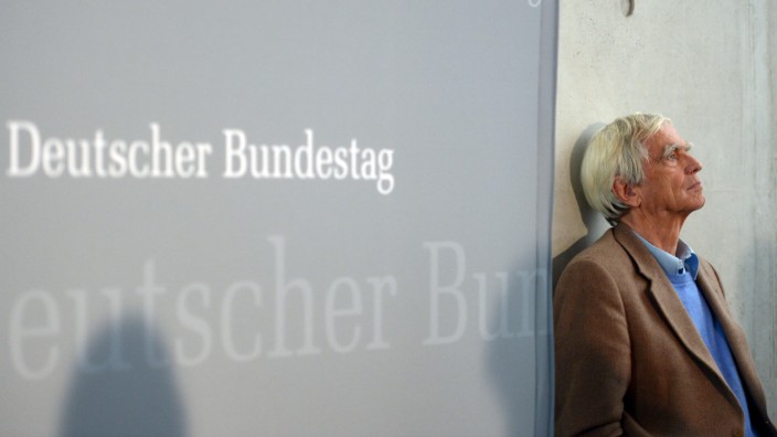 Prantls Blick: Ein unermüdlicher Arbeiter für die Demokratie: Hans-Christian Ströbele während der Sitzungspause eines Untersuchungsausschusses im Bundestag.