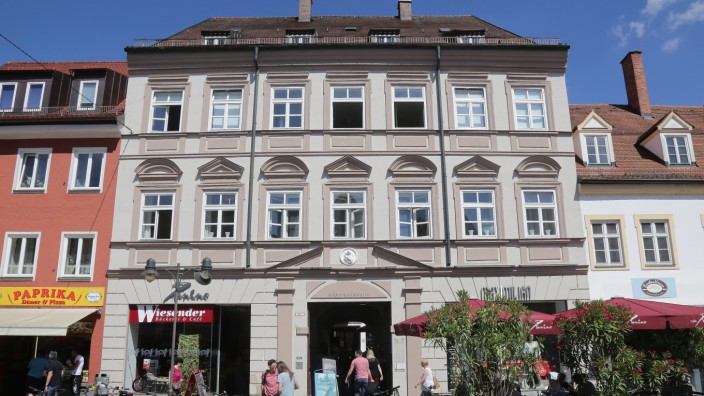 Freising früher und heute: Breiter, höher, insgesamt größer und mit einer plastischen Fassade versehen: Das Härtinger-Haus an der Oberen Hauptstraße unterscheidet sich von den "normalen" Freisinger Bürgerhäusern.