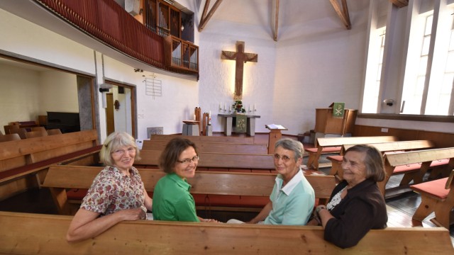 Harthof: In der Versöhnungskirche fühlen sich (v.l.n.r.) Christine Achberger, Pfarrerin Dorothee Hermann, Sieglinde Harnisch und Ilse Wiedemann sehr wohl.
