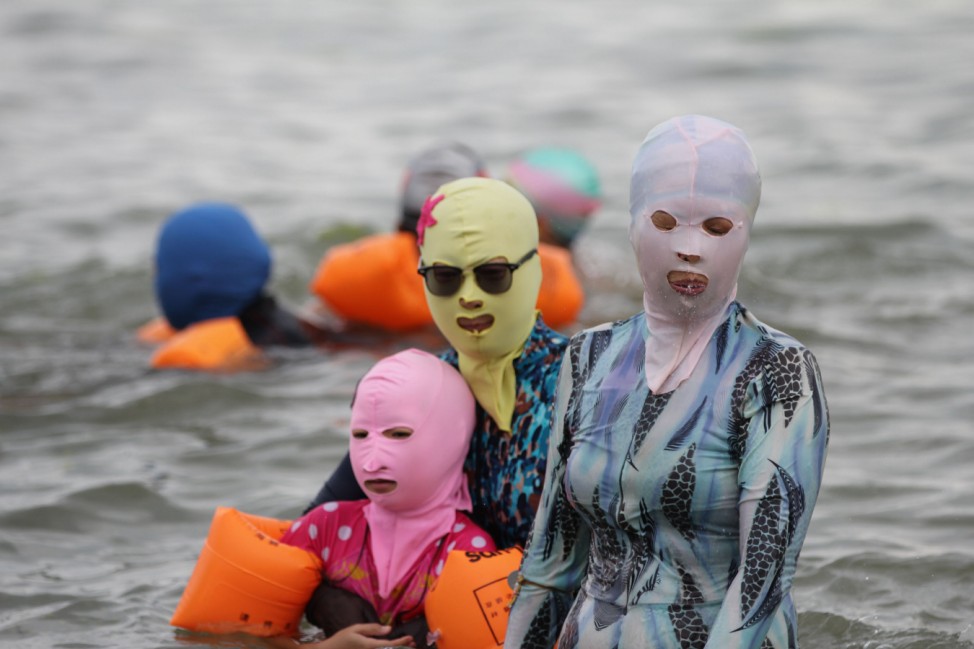 Frauen tragen Facekini in China