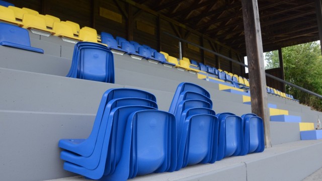 "Für mich sind das alles Schikanen": Die Tribüne des Stadions an der Reichertshausener Straße bekommt 300 blau-gelbe Sitzschalen.